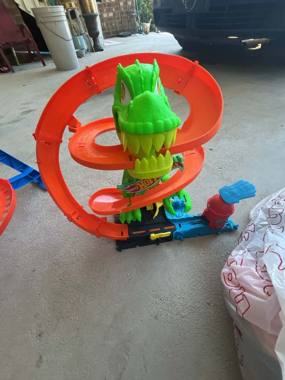Hot Wheels T-Rex Takedown Track Set - Picture 3 of 3